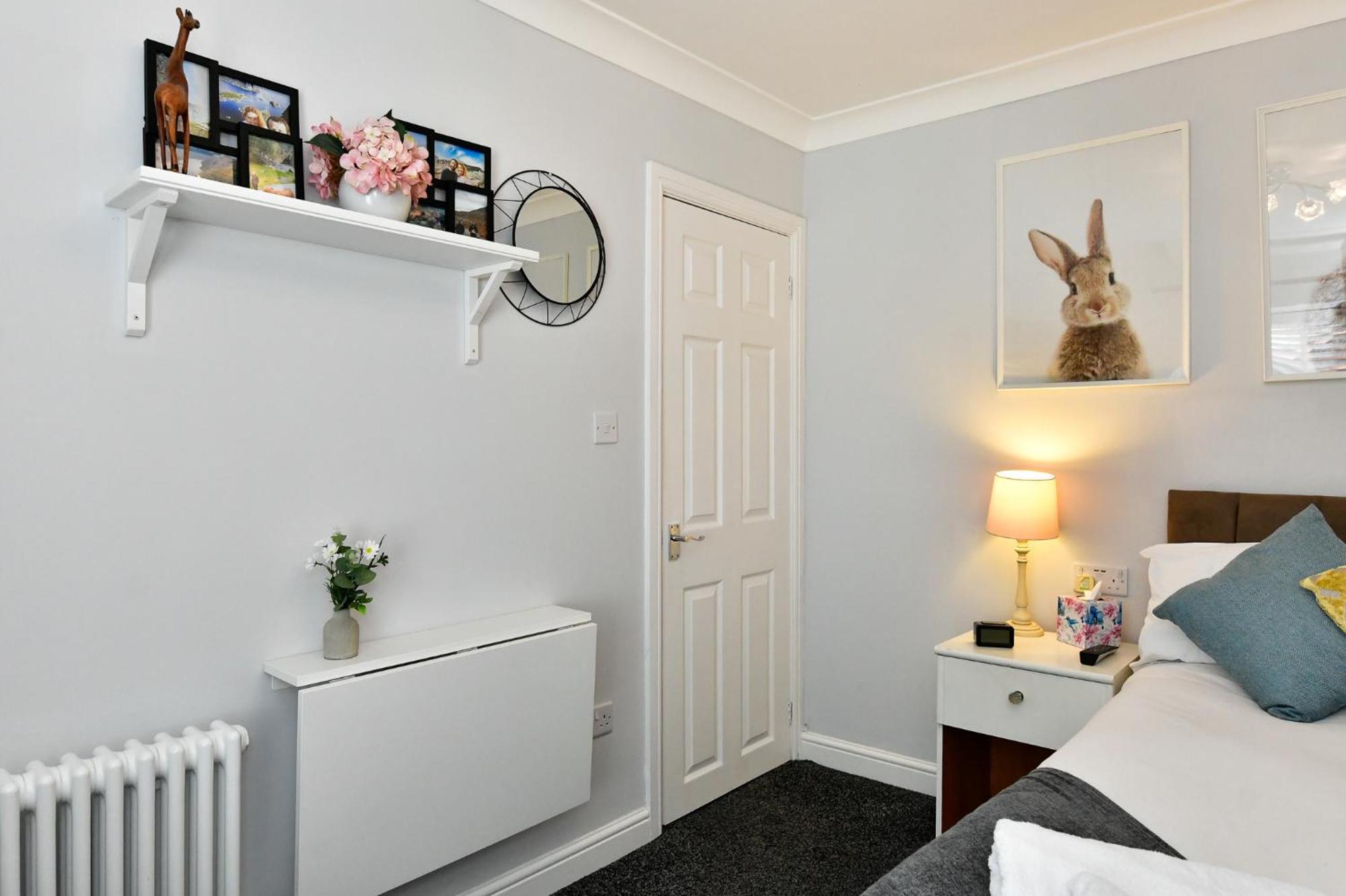 Free Parking - Heart Of The City - Superb Townhouse & Garden - Peaceful Area But Only 5Min Walk To Beach, Shops, Bars, Arena, Marina, Parks Swansea Exterior photo