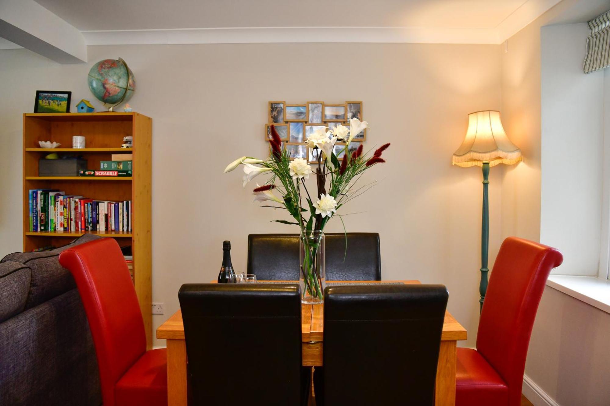 Free Parking - Heart Of The City - Superb Townhouse & Garden - Peaceful Area But Only 5Min Walk To Beach, Shops, Bars, Arena, Marina, Parks Swansea Exterior photo