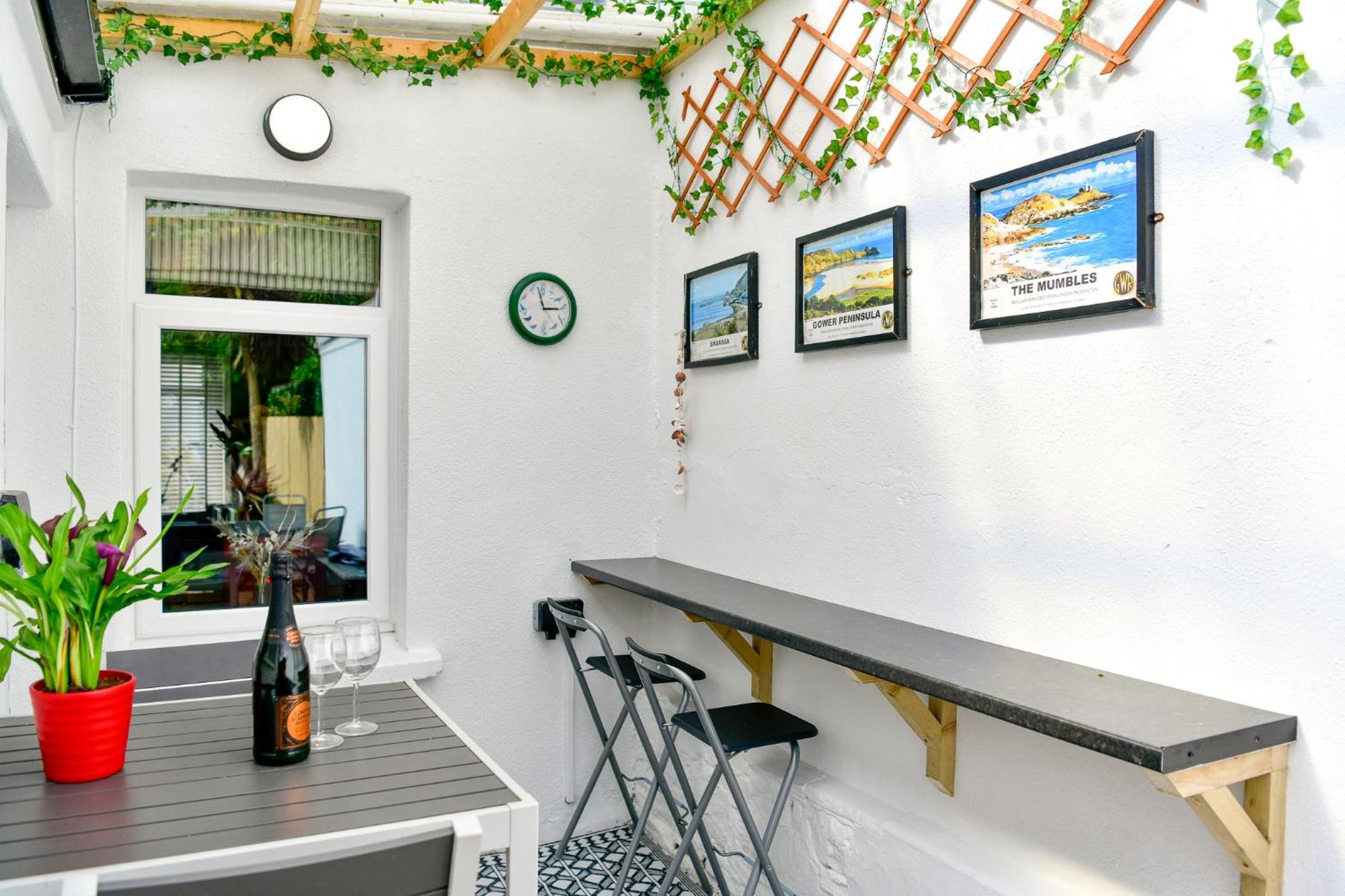Free Parking - Heart Of The City - Superb Townhouse & Garden - Peaceful Area But Only 5Min Walk To Beach, Shops, Bars, Arena, Marina, Parks Swansea Exterior photo