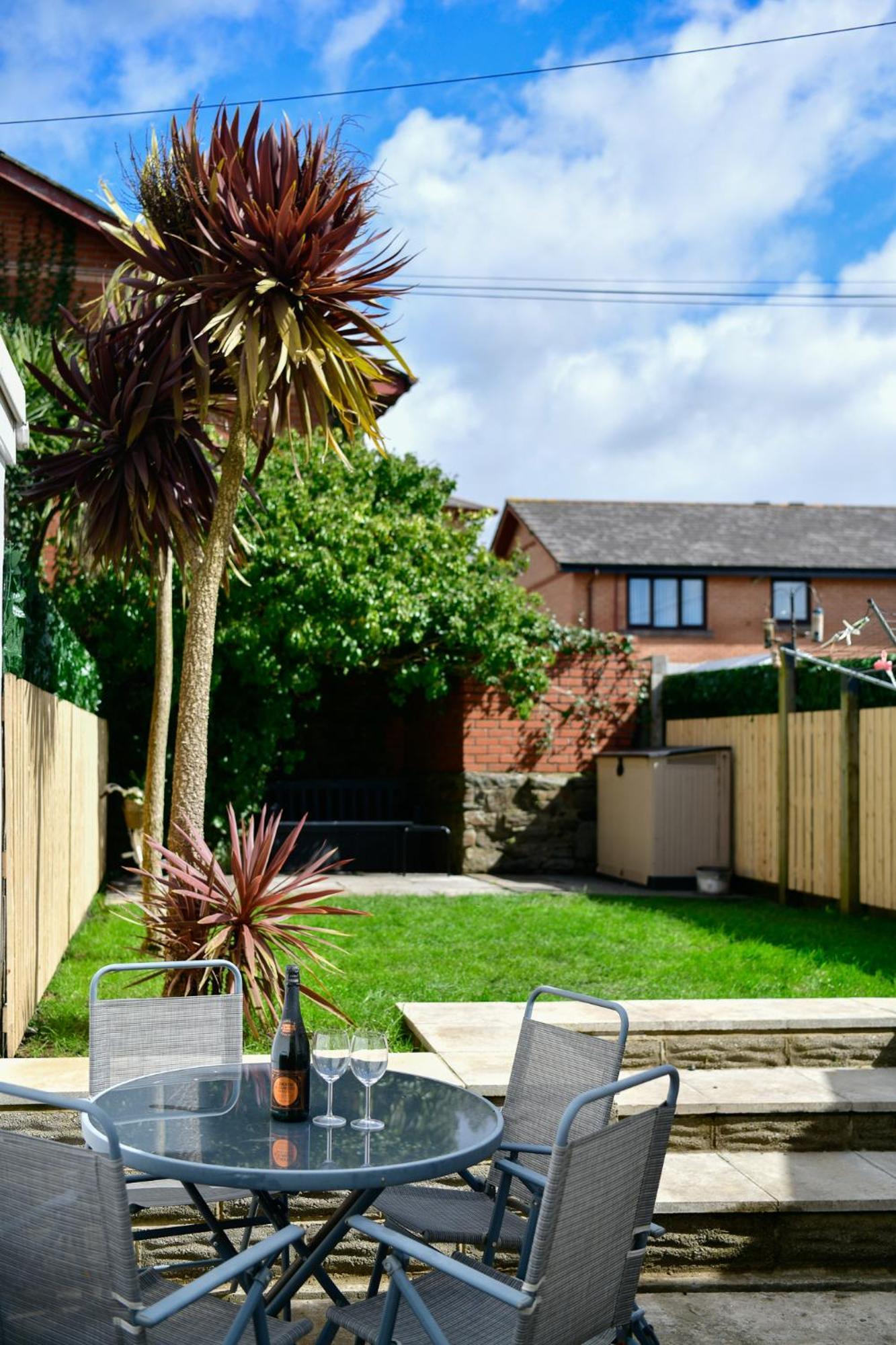 Free Parking - Heart Of The City - Superb Townhouse & Garden - Peaceful Area But Only 5Min Walk To Beach, Shops, Bars, Arena, Marina, Parks Swansea Exterior photo